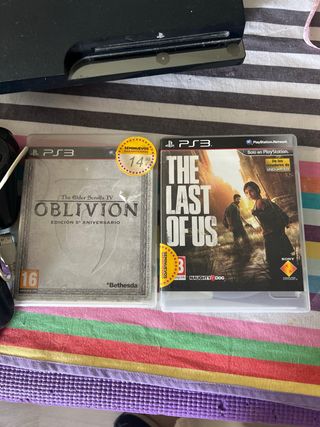 Consola PlayStation 3 con 2 mandos y 2 juegos