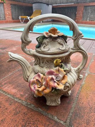 Tetera de porcelana Capodimonte con flores
