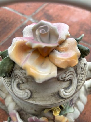 Tetera de porcelana Capodimonte con flores
