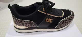 Zapatillas deportivas negras y doradas