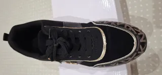 Zapatillas deportivas negras y doradas