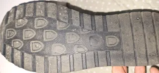 Zapatillas deportivas negras y doradas