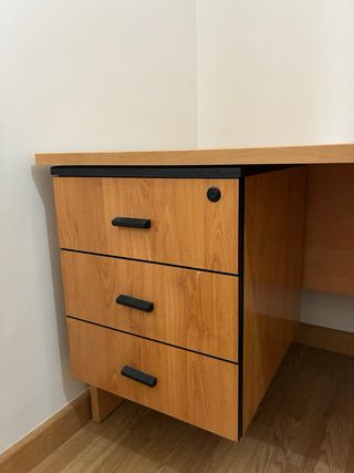 Escritorio de madera con cajones