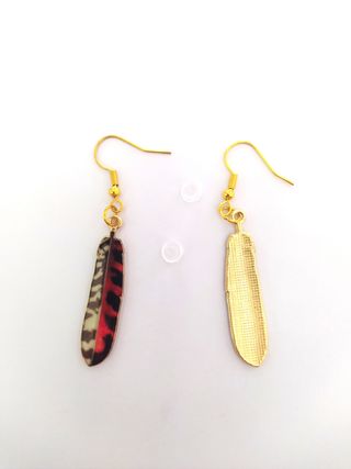 Pendientes de pluma dorados y multicolor