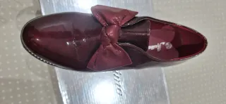Mocasines rojos con lazo y detalles plateados