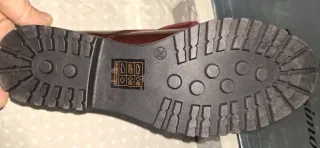 Mocasines rojos con lazo y detalles plateados