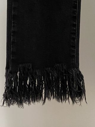 Pantalón vaquero negro con flecos