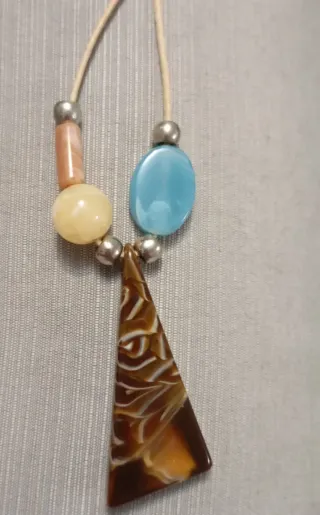 Collana con ciondolo triangolare