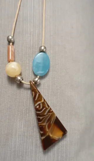 Collana con ciondolo triangolare