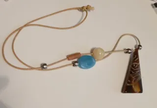 Collana con ciondolo triangolare