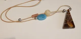 Collana con ciondolo triangolare