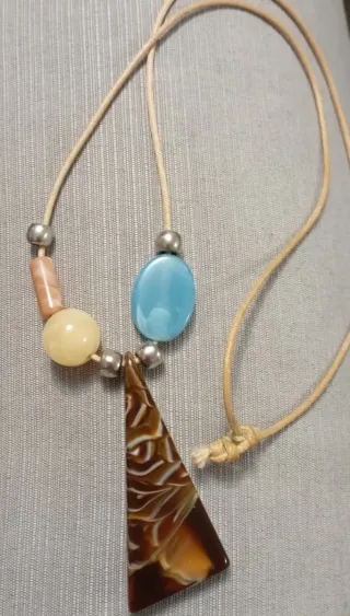 Collana con ciondolo triangolare