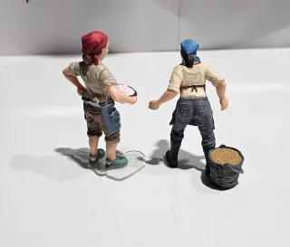 2 Figuras Realistas de Mujeres
