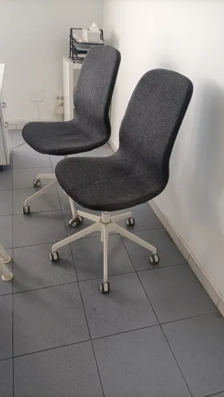 Sillas de oficina grises con base blanca