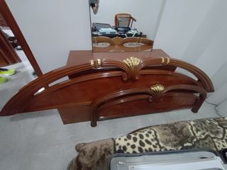 Dormitorio madera con detalles dorados