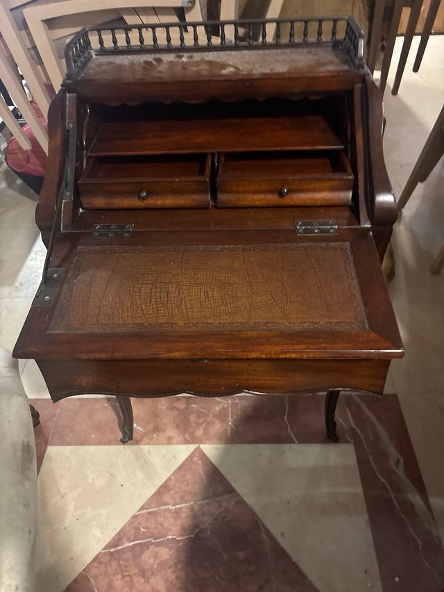 Escritorio Theodore Alexander Madera Cuero