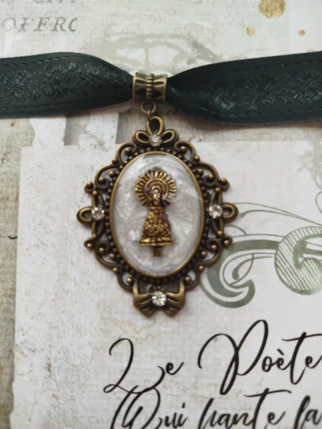 Medalla Baturra en color bronce con cinta negra.