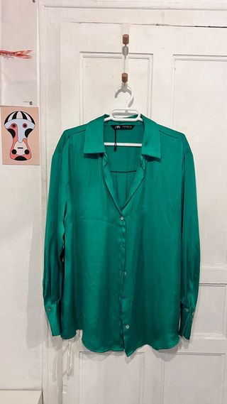 Camisa Zara verde satinada