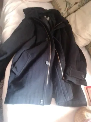 Abrigo negro hombre con capucha 