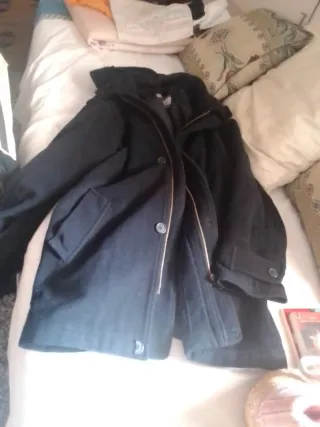 Abrigo negro hombre con capucha 