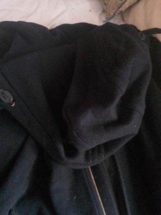 Abrigo negro hombre con capucha 