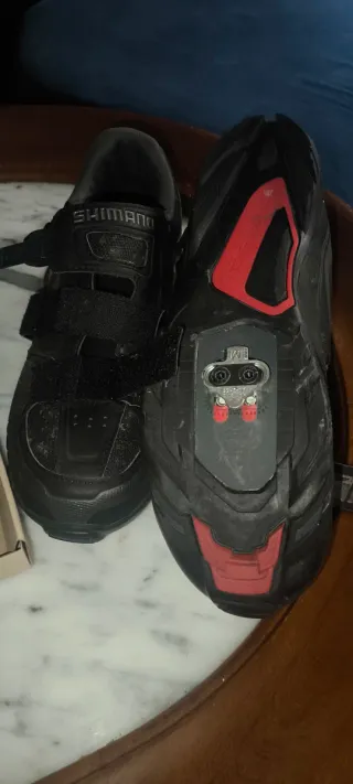 Zapatillas ciclismo marca Shimano,pedales y calas.