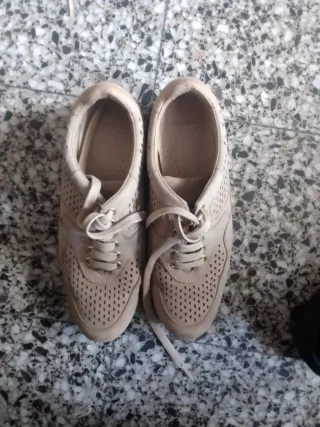 Zapatillas Beige Perforadas