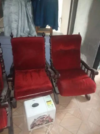 2 poltrone rosse in velluto e legno