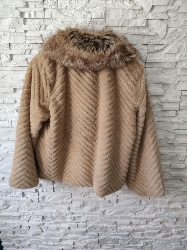 Abrigo de pelo beige con cuello de zorro