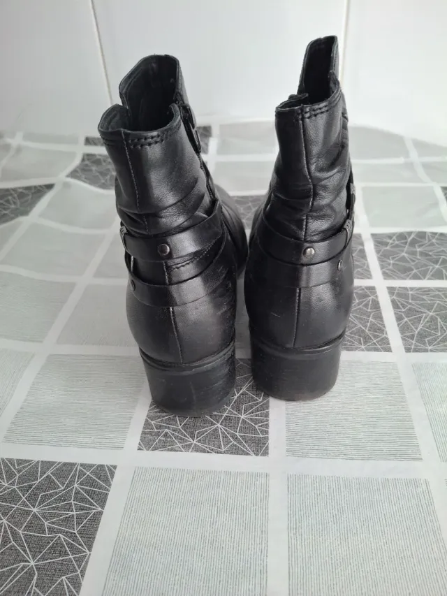 Botines negros de cuero con tiras