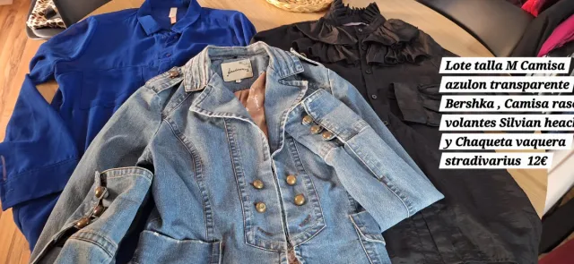 Lote M: Camisa azul, Camisa negra, Chaqueta vaquer