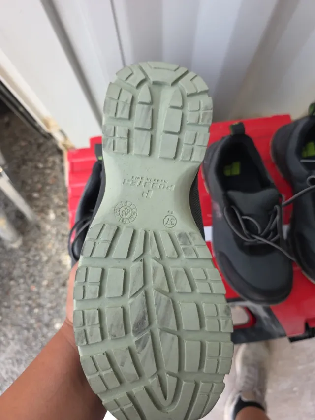 Zapatos de seguridad negros y grises