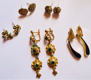 Lote de pendientes vintage dorados y verdes