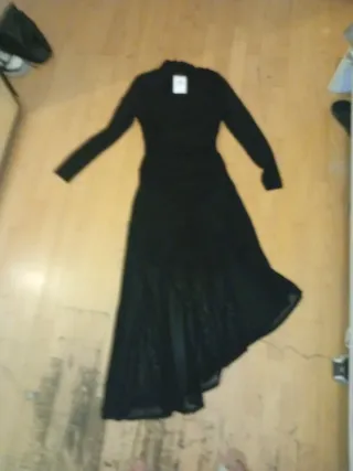 Vestido negro largo con transparencias