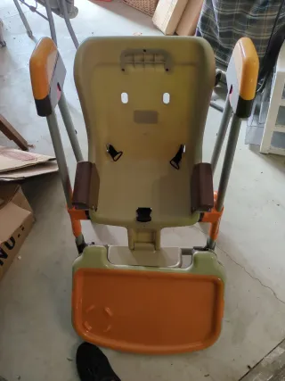Trona bebé en muy buen estado, plegable con mesa