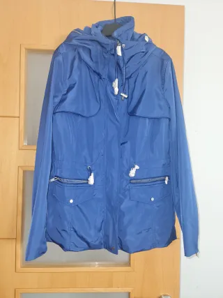 Chaqueta ligera azul Easy Wear con capucha