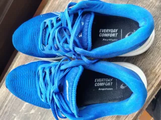 Zapatillas Asics Azules y Blancas