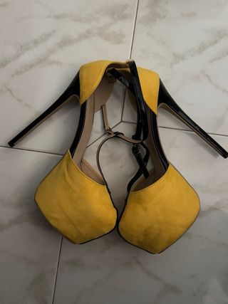 Scarpe con tacco giallo e nero