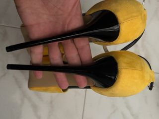 Scarpe con tacco giallo e nero