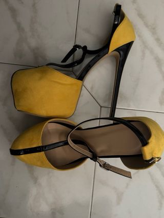 Scarpe con tacco giallo e nero