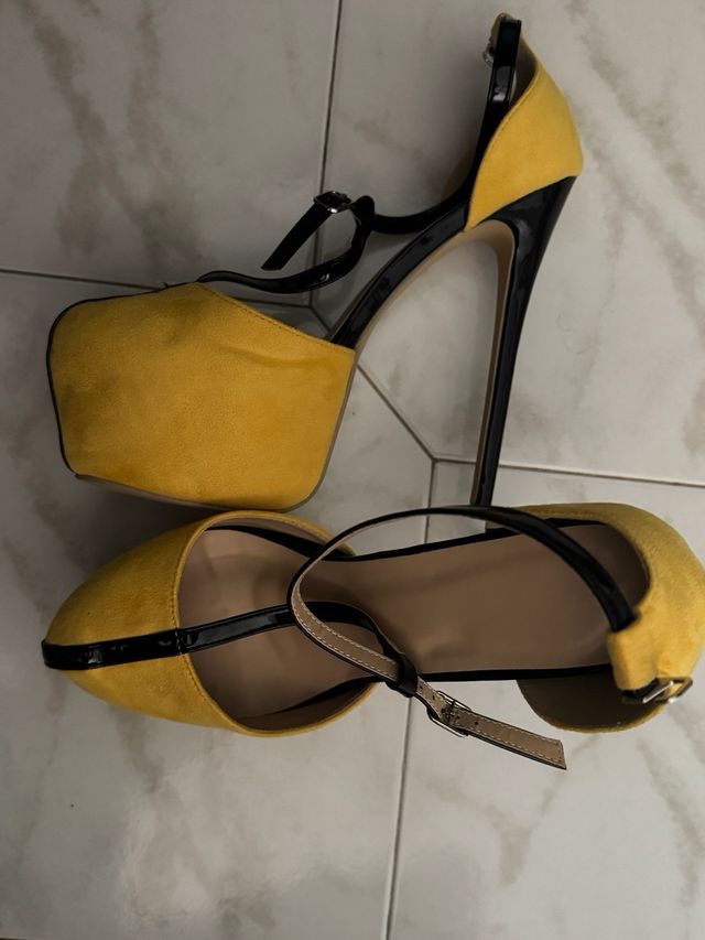 Scarpe con tacco giallo e nero