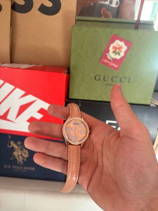 Reloj Guess Dorado con Detalles Brillantes
