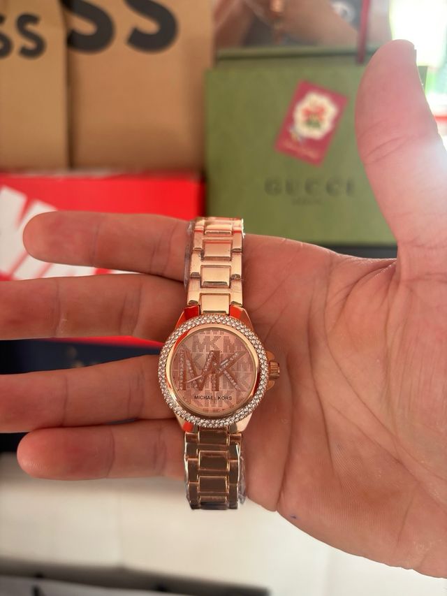 Reloj Guess Dorado con Detalles Brillantes