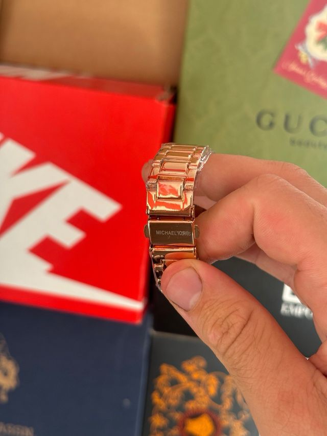 Reloj Guess Dorado con Detalles Brillantes