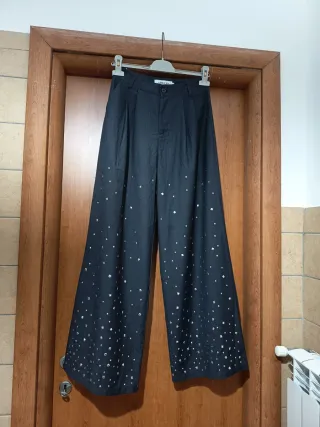 Pantaloni vita alta gamba larga con borchiette