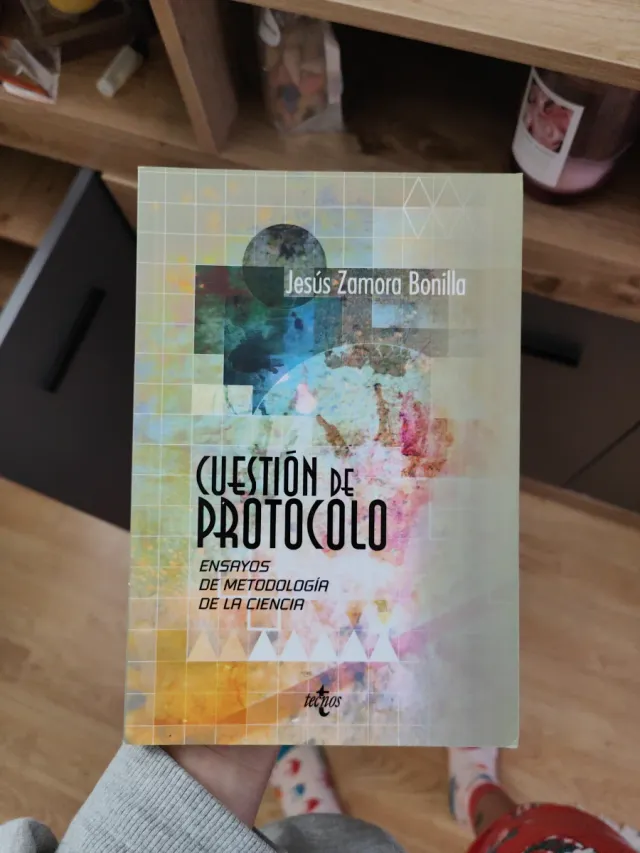 Cuestión de protocolo : ensayos de metodología ...