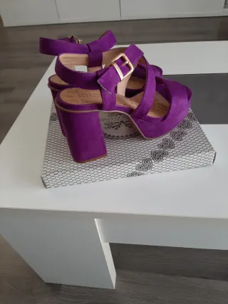 Sandalias de plataforma moradas