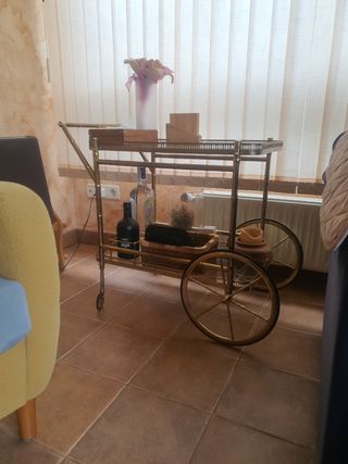 Mesa camarera auxiliar con ruedas.