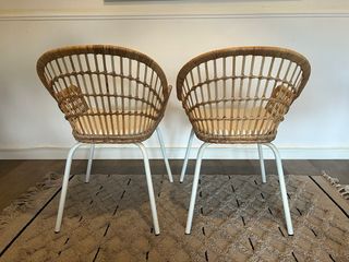 Sillas de ratán con cojín beige