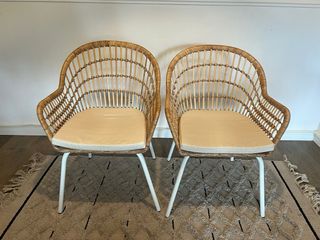 Sillas de ratán con cojín beige